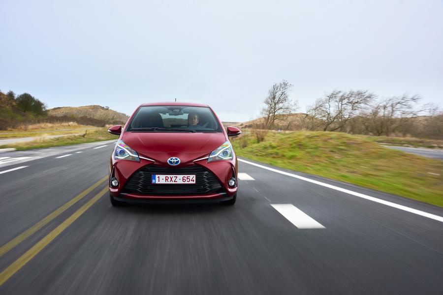  Toyota Yaris Hybrid 2017 года  (фото 4 из 15)